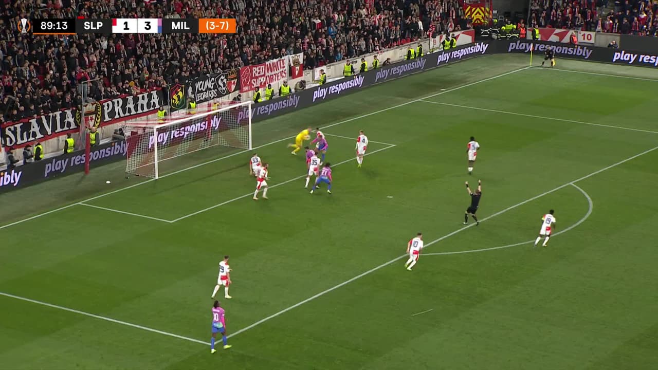 ¡TIRO ATAJADO! disparo por Olivier Giroud.