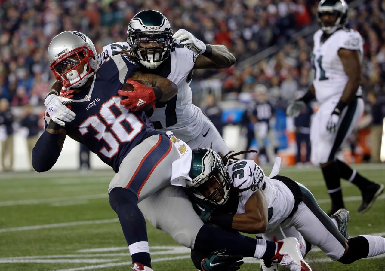 Los Philadelphia Eagles vencieron 35 - 28 a los New England Patriots que sufren su segunda derrota consecutiva.