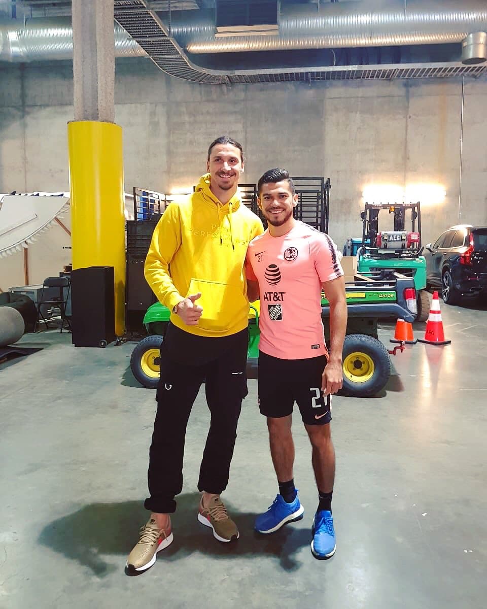 Henry Martín con Zlatan Ibrahimovic.