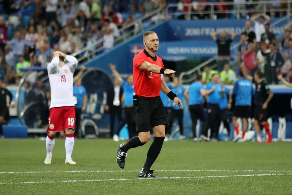 Este es el instante en el que Pitana marcó la falta en el área que derivó en un penalti que cobró Luka Modric y que fallaría, para que este duelo se fuera a penaltis. Solo sacó ese cartón amarillo.
