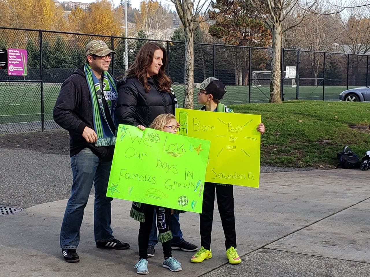 Familias completas alientan a los locales.