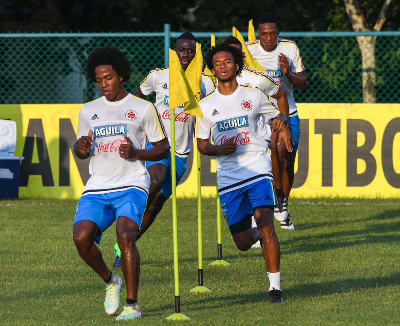 Colombia's Juan Guillermo Cuadrado (R) and Carlos Sanchez (L) attend a training session of the national football team at the University Autonoma in Barranquilla, Colombia, on November 8, 2016 ahead of their 2018 World Cup qualifier match against Chile. / AFP / Luis ACOSTA (Photo credit should read LUIS ACOSTA/AFP/Getty Images)