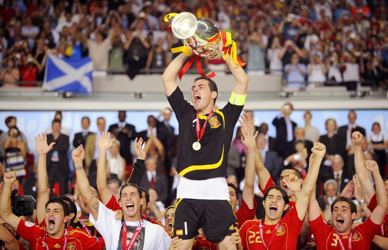 La figura de Iker Casillas creció como un cambio generacional dentro de España y fue el que levantó la copa en el título de la Euro en 2008, con lo que rompió años de sequía. Él era el gran líder de esta generación campeona.