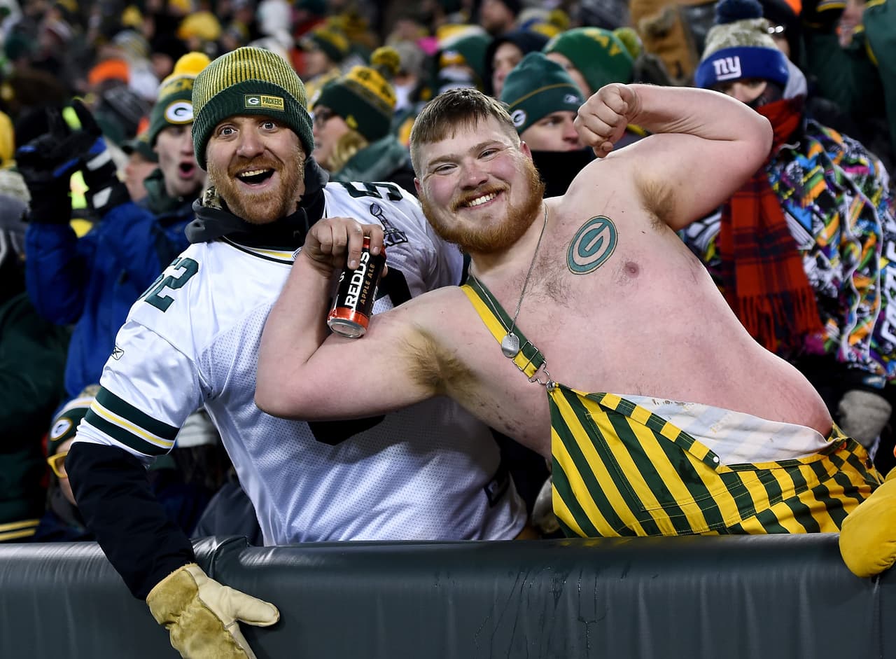 Las sensuales porristas, las espectaculares presentaciones previas y salidas de los equipos, las celebraciones y disfraces de los fanáticos y hasta los rituales previos a los partidos fueron parte de la fiesta de la ronda de 'wild crad' en la NFL.