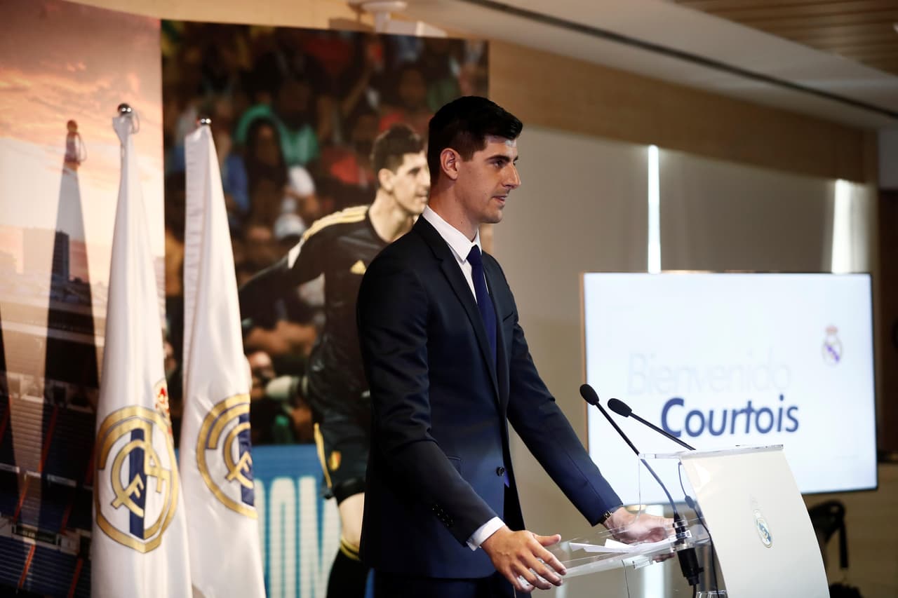 Courtois se formó en el Genk de su país, club en el que estuvo entre 2008 y 2010, militó entre 2011 y 2014 en calidad de cedido al Atlético de Madrid y con Chelsea estuvo cuatro años hasta ahora.