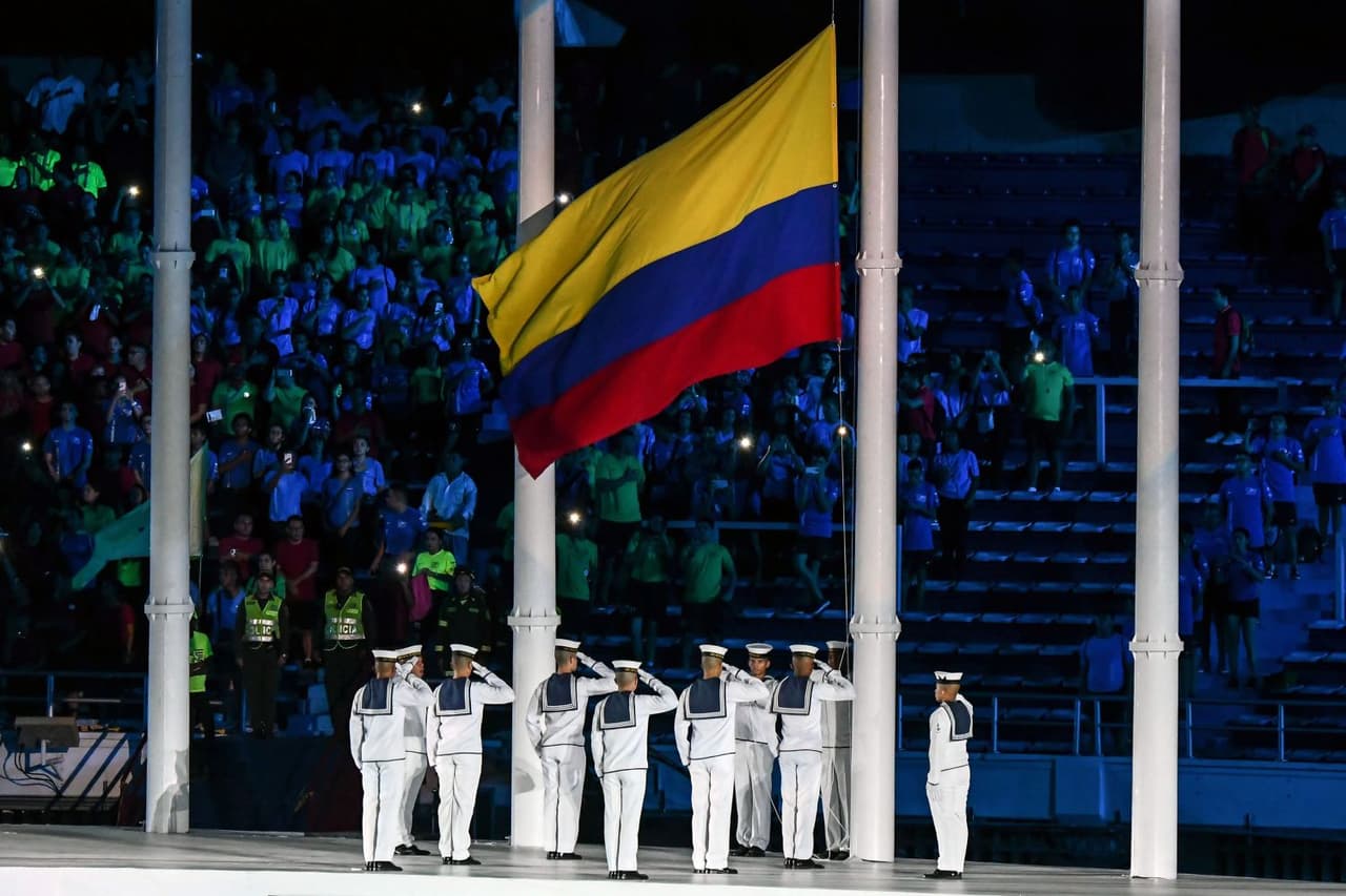 La bandera colombiana fue izada antes del juramento de los atletas y jueces.