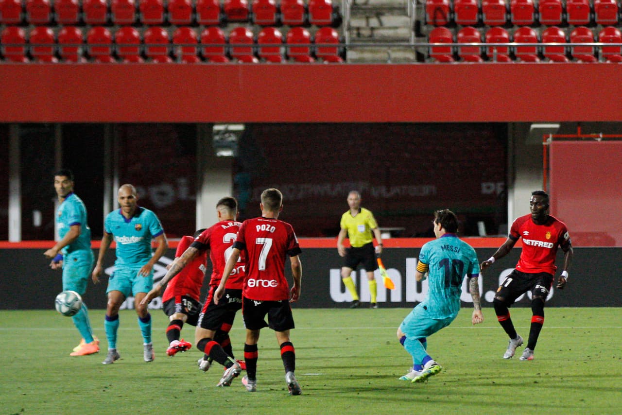 Cuando menos se lo esperaban, Messi se perfiló y acomodó la escena para patear con el empeine de su pie derecho.