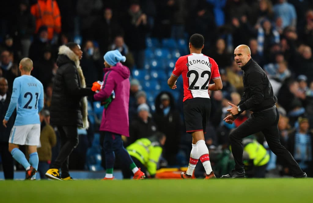 En Inglaterra le reclamó airadamente a Nathan Redmond por perder el tiempo en lugar de ser más atrevido en la cancha.