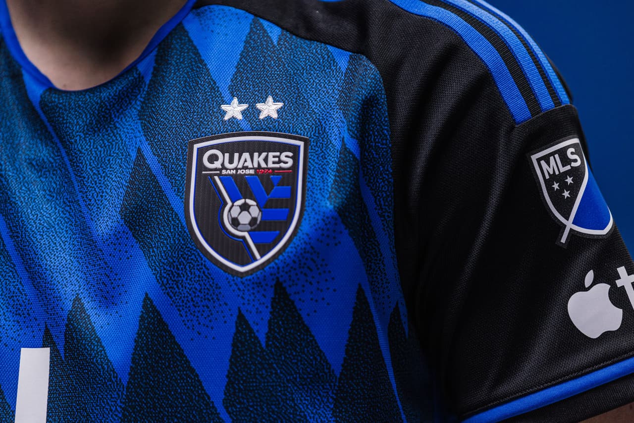 El patrón de líneas negras sobre el fondo azul imita a los movimientos tectónicos del norte de California.