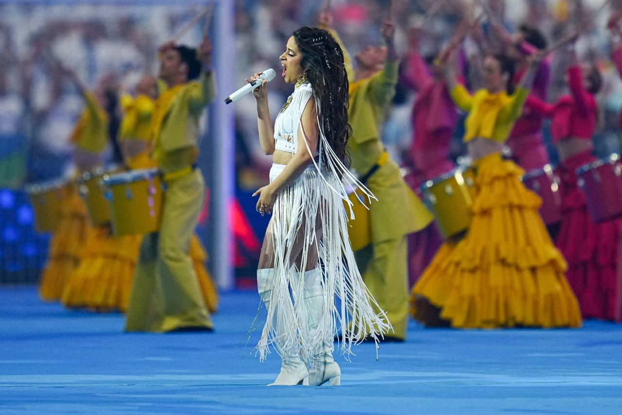 Más tarde, se quitó los holanes y quedó con un atuendo con flequillo.
<br>