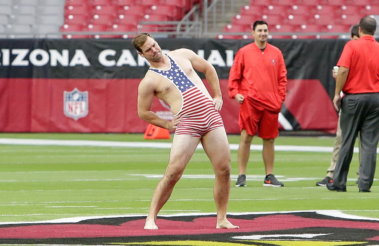 El backup de Arizona tuvo que pagar una apuesta entre quarterbacks y salir a calentar vestido así a la cancha del Twickenham Stadium previo al choque entre Cardinals y Rams en Londres. No es la primera vez que Stanton divierte en el warm up de los Cards.