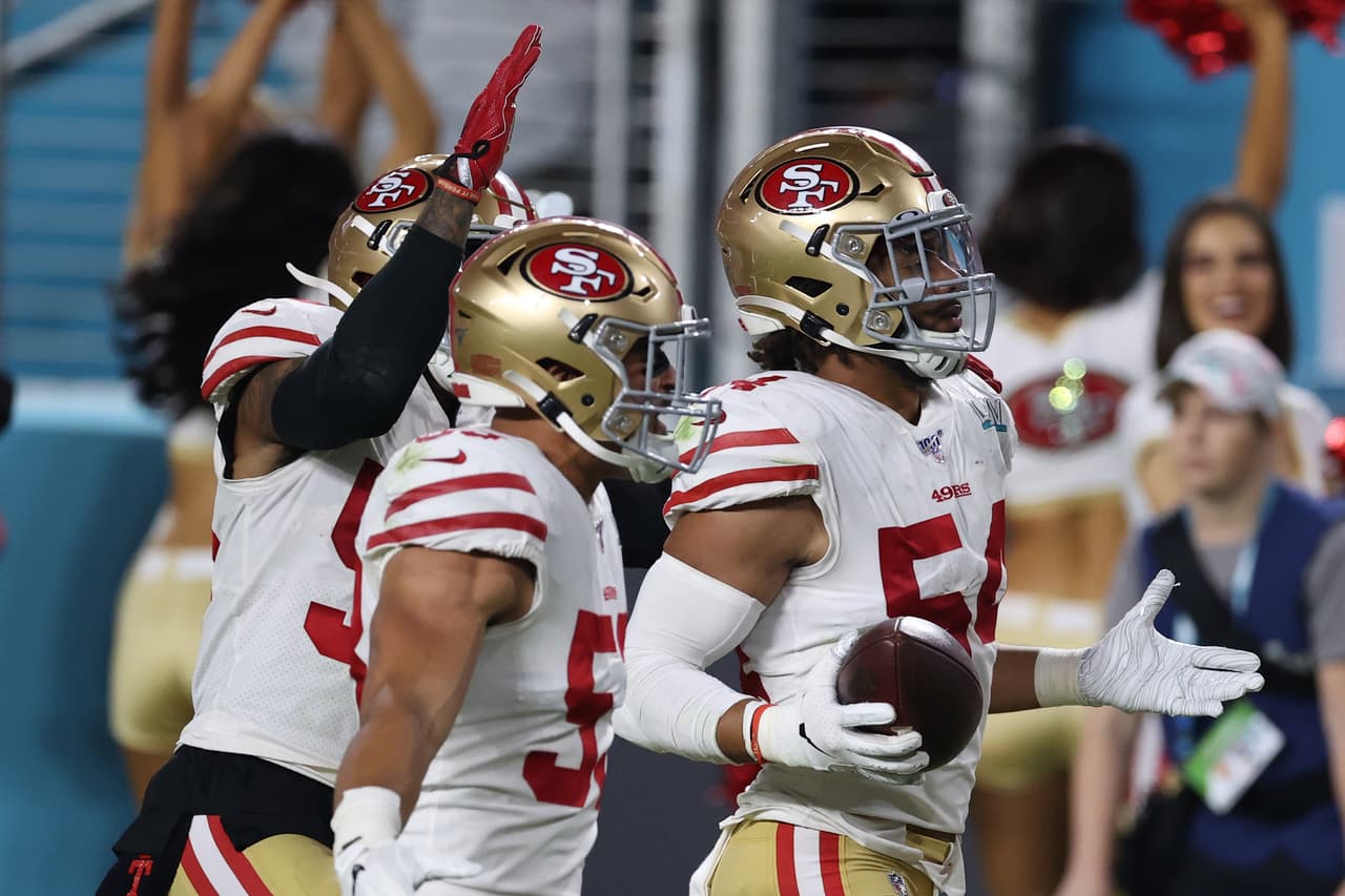 Fred Warner #54 de San Francisco 49ers interceptó a Patick Mahomes y le otorgó una buena posición de campo a su equipo.