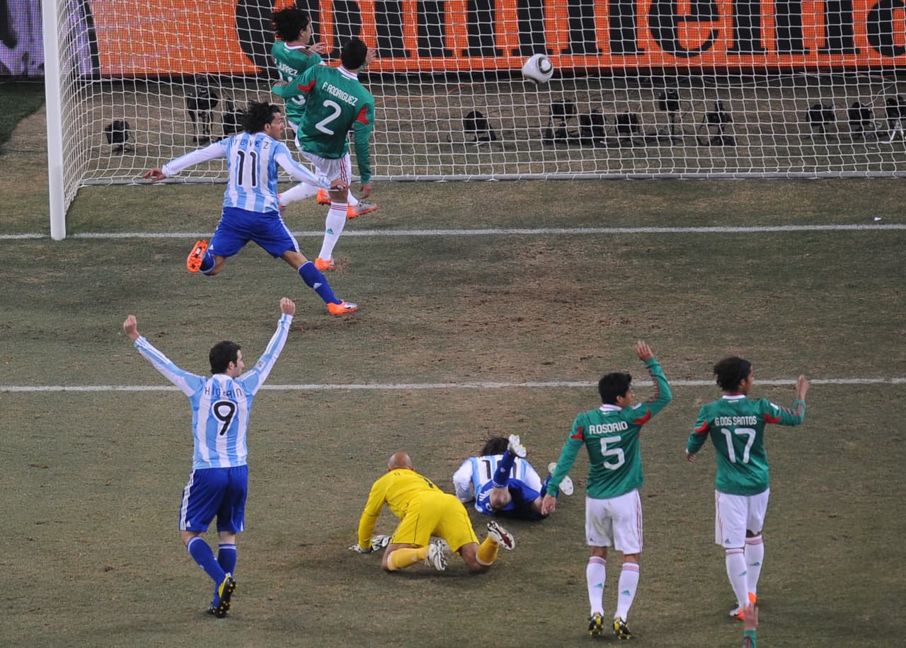 El primero de los tres goles que Argentina le metió a México debió anularse por fuera de juego de Carlos Tévez. 'El Apache' inclusó volteó a ver al juez de línea para ver si podía celebrarlo.