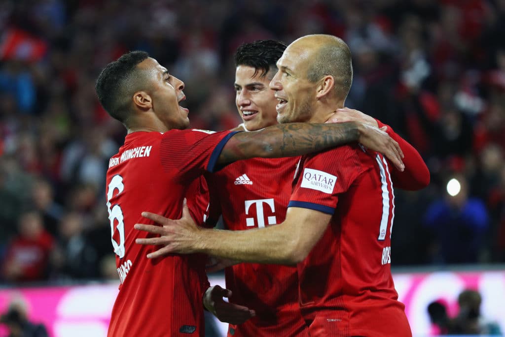 En el juego regresó a la actividad el mediocampista colombiano James Rodríguez (centro), quien ingresó al minuto 83' en lugar del francés Ribery.