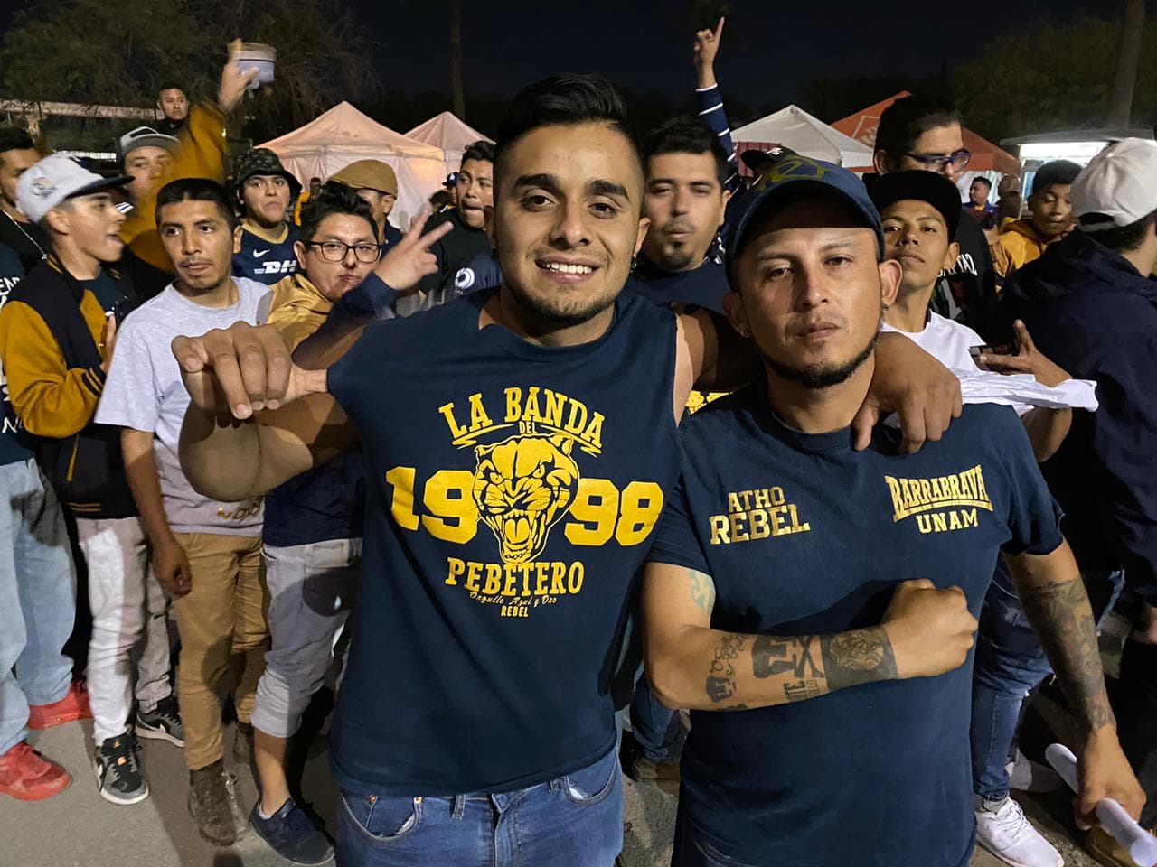 Asi llegan los aficionados al Estadio Universitario para el duelo de felinos en esta Jornada 8 de la Liga MX.