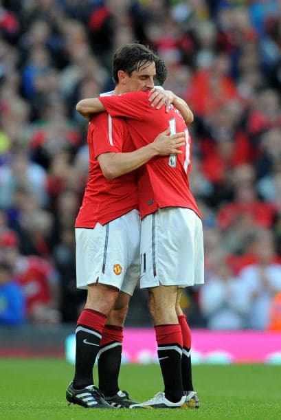 Sus compañeros lo felicitaban cuando salió de cambio, para que todo el estadio lo honrara.