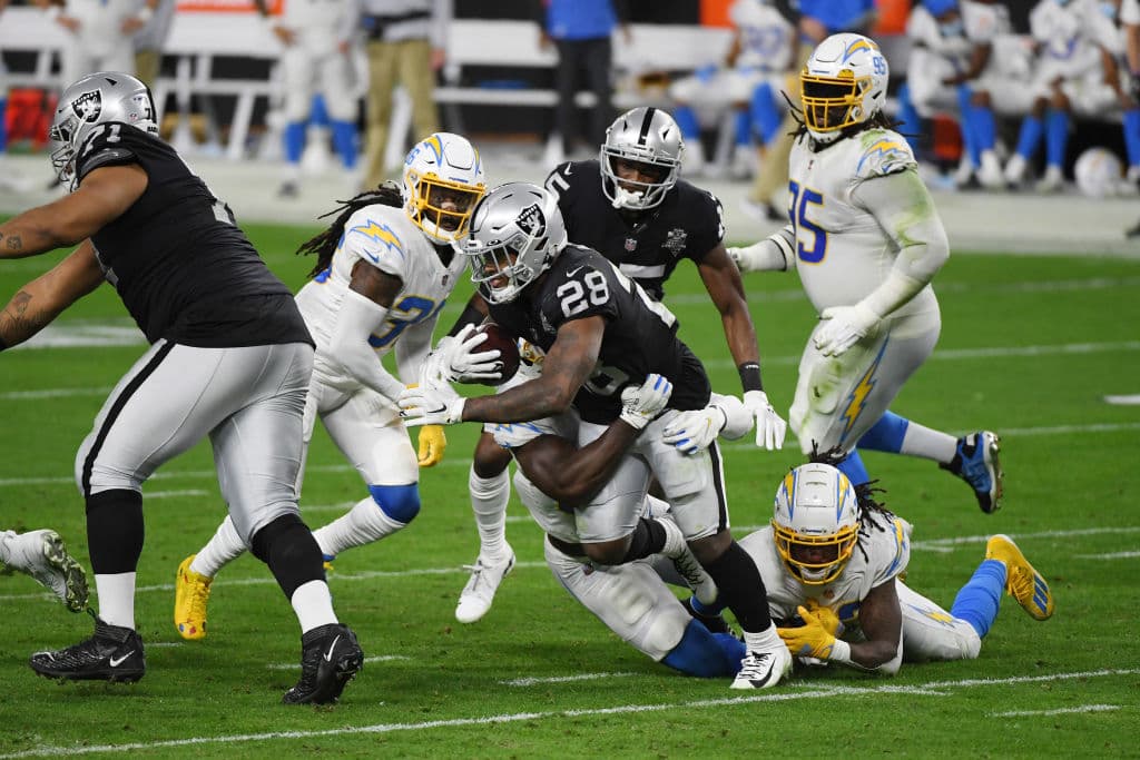 Raiders no logran finiquitar a los Chargers y en menos de cuatro minutos consiguen la victoria 30-27.