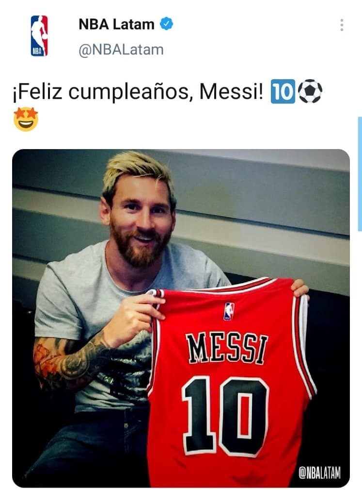 Las felicitaciones no paran para el astro del futbol argentino y referente del Club Barcelona, hoy cumple 32 años Lionel Messi y así lo felicitaron en las redes.