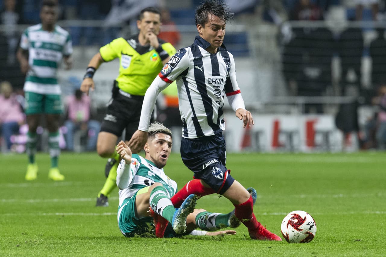 Diego Valdés se barre de forma poco prudente y comete falta sobre Daniel Parra.