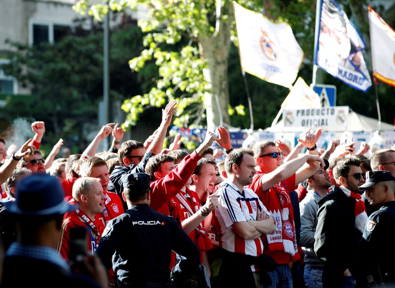 Fanáticos alemanes se tomaron la Plaza Mayor de la capital española en la fiesta previa de Real Madrid-Bayern Munich, escoltados por las autoridades para el juego de vuelta de semifinal de Champions.