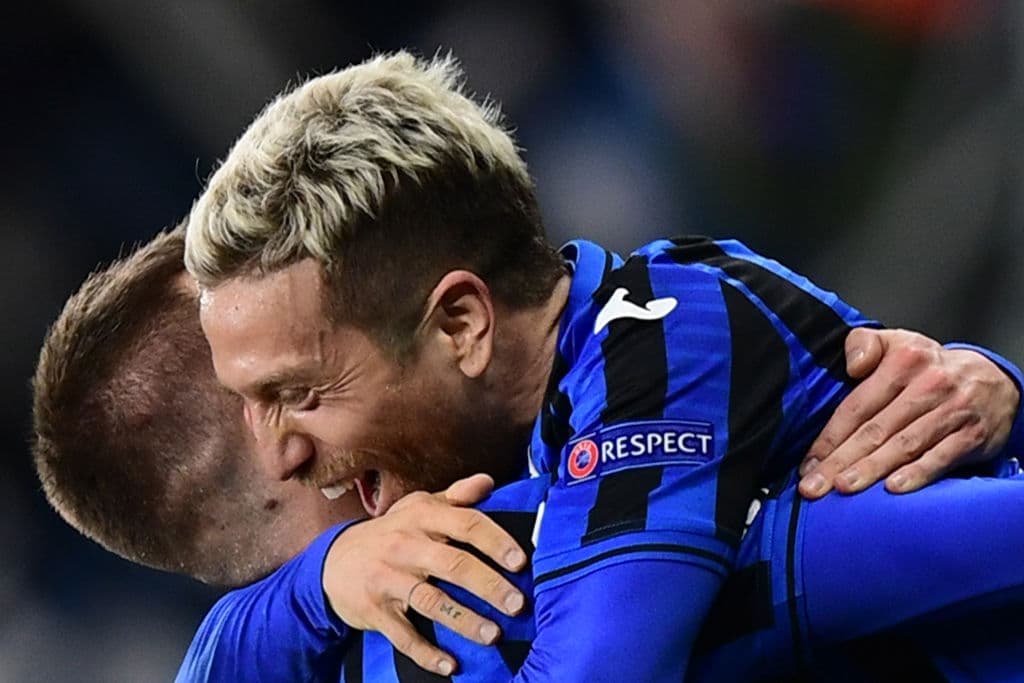 Josip Ilicic anota y corre a festejarlo con el 'Papu' Gómez, reconociendo su participación en el tanto.