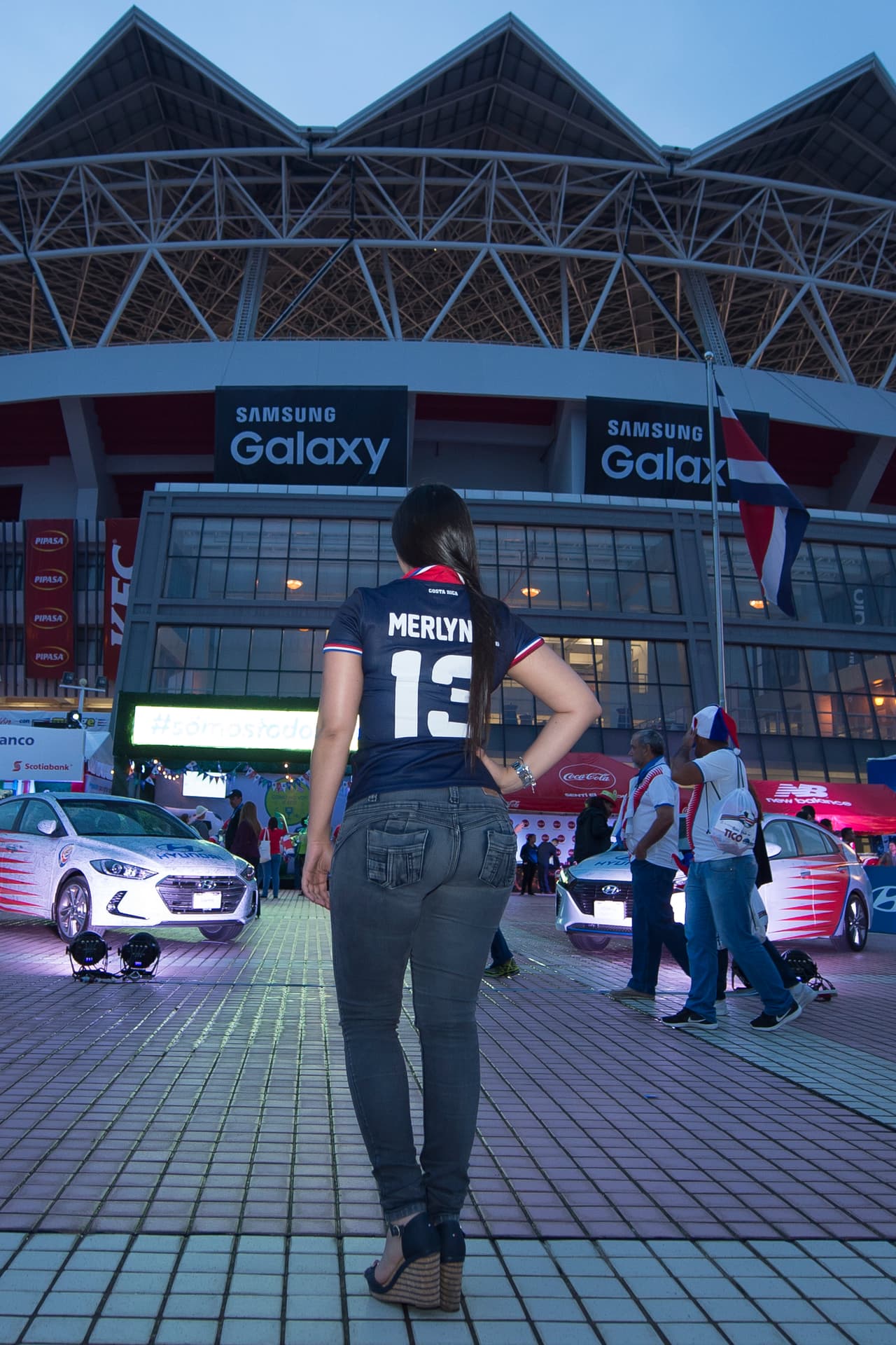 Las aficionadas locales no querían pasar desapercibidas ante las miradas de las cámaras y los demás fanáticos.