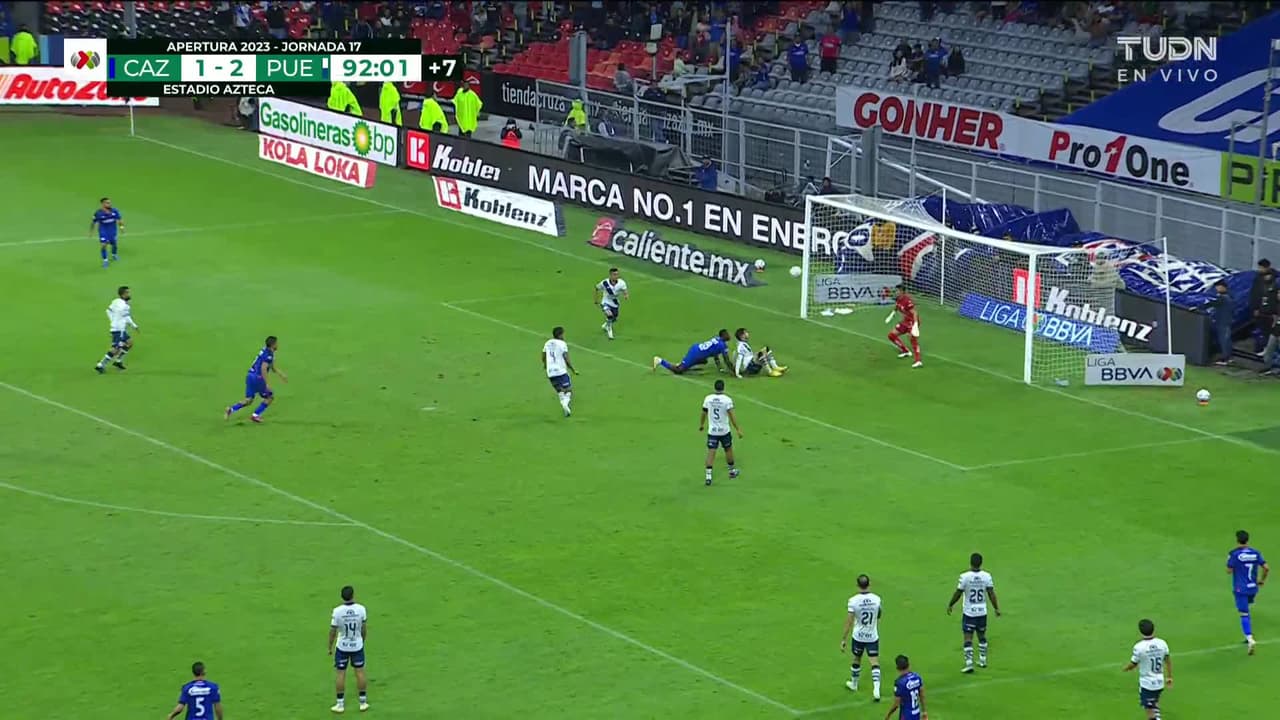 ¡CERCA! Díber Cambindo disparó que se estrella en el poste.