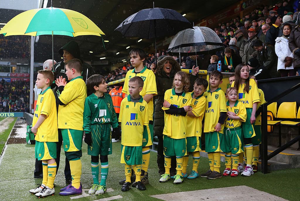 <b>Norwich City. </b>El costo es de
<b> </b>500 libras, $12.089 pesos, por salir primero, de la mano del capitán, 379, $9.163 pesos, por el resto de jugadores.