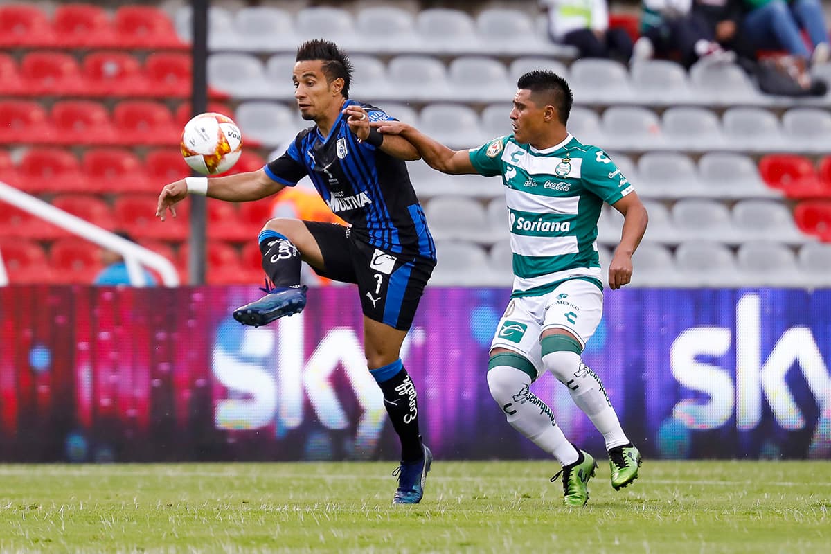 El delantero brasileño Camilo Sanvezzo (izquierda) lleva ocho goles en el Apertura 2018 y buscó anotar desde los primeros minutos para Querétaro.