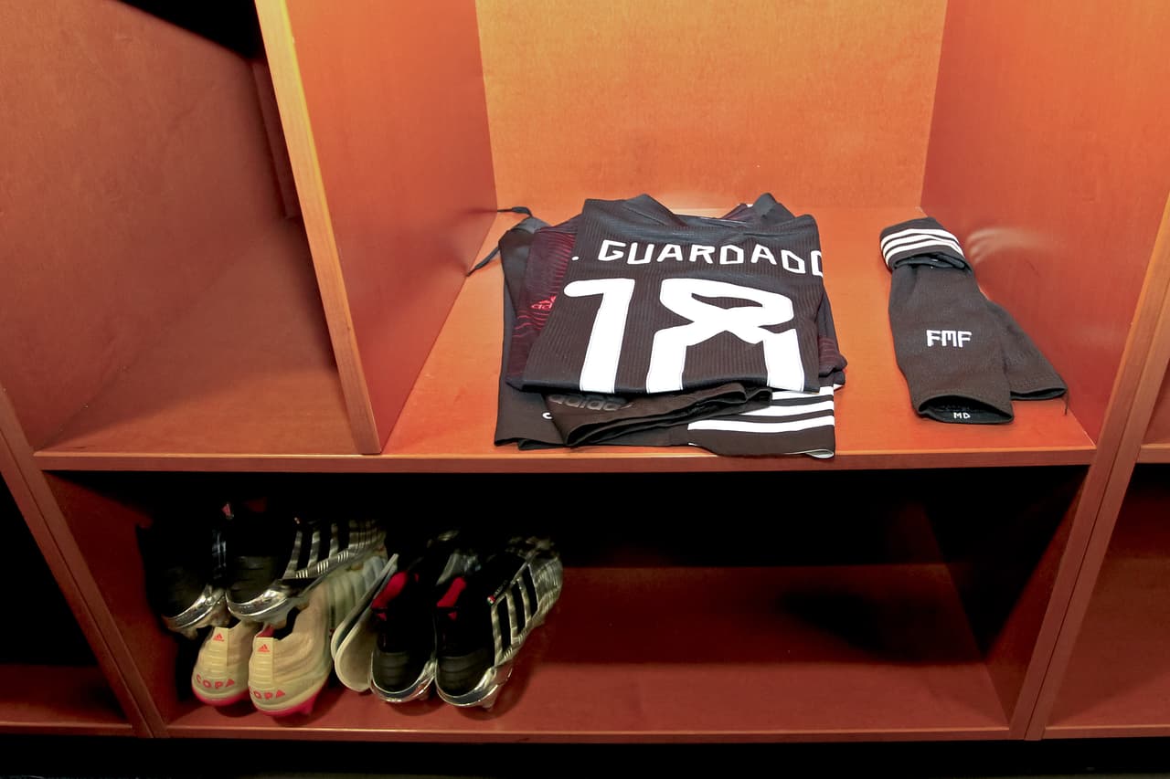 En el vestidor así estaban acomodadas las prendas y los zapatos que ocuparía el capitán del Tri, Andrés Guardado, para encarar el juego ante Cuba.