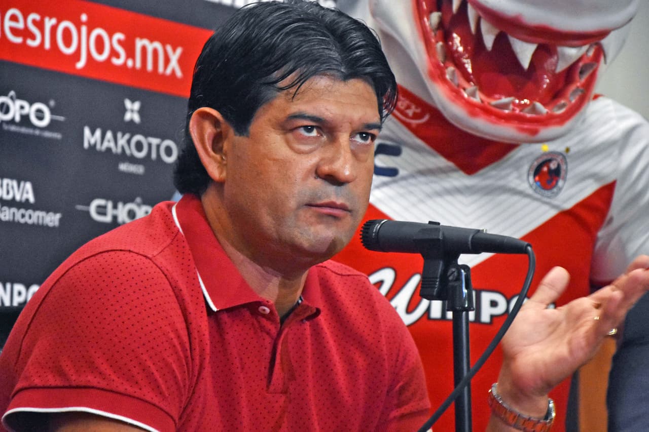 Meses después firmó con los Tiburones Rojos de Veracruz, pero la historia no sería diferente.
