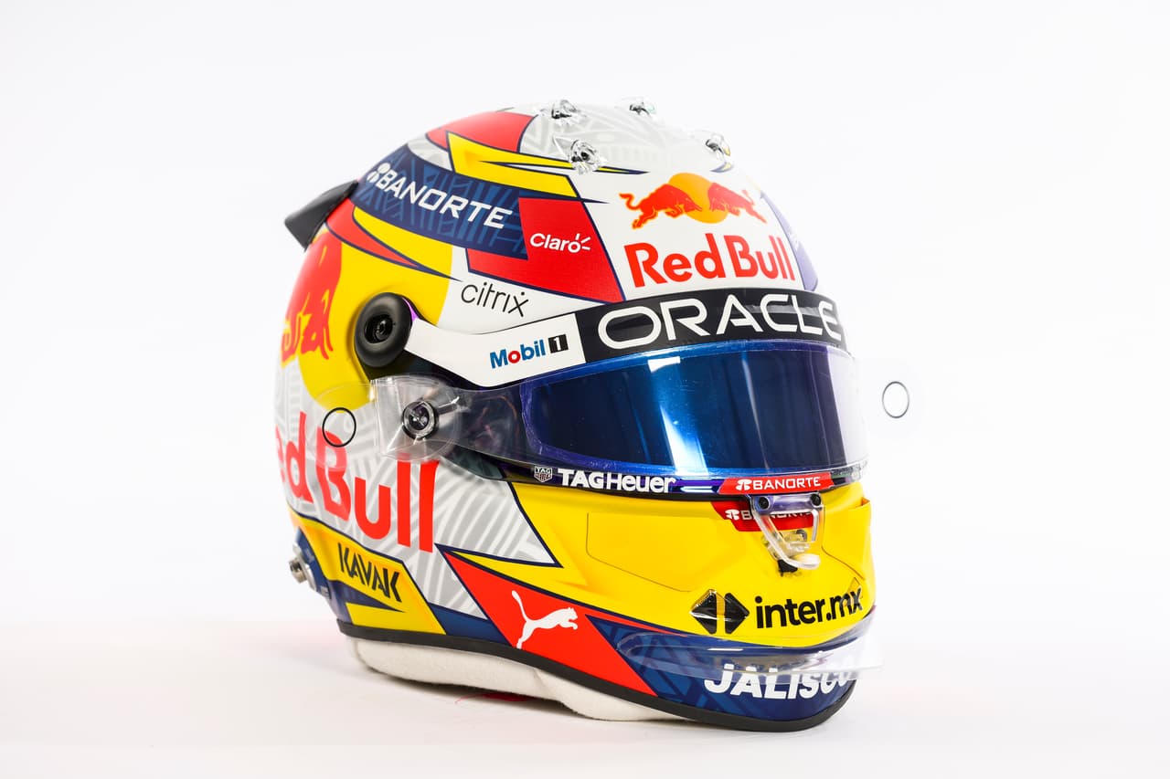 El piloto mexicano Sergio 'Checo' Pérez modelo su nuevo casco, noticia que tardó segundos en darle la vuelta al mundo entero.