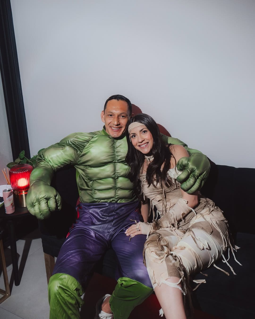 Rodolfo Cota llegó con su disfraz de Hulk.