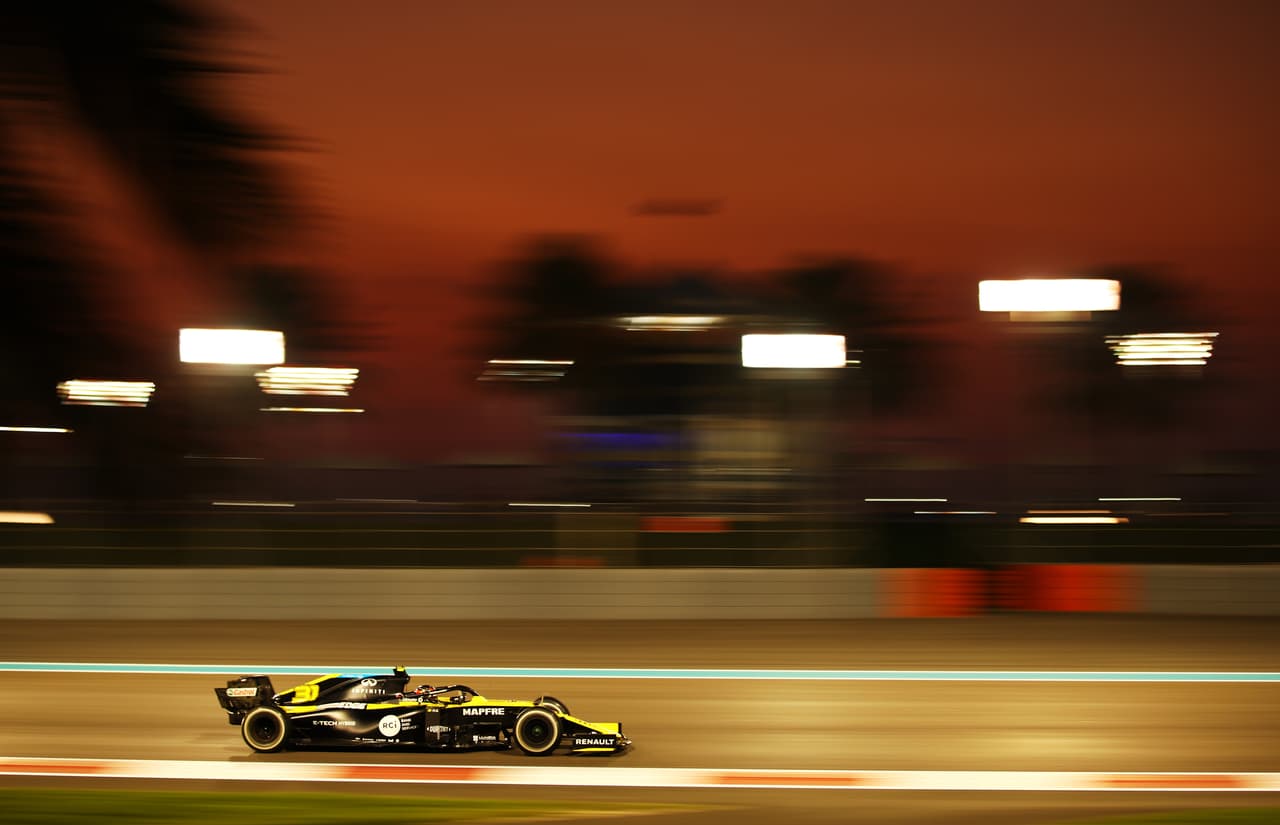 Max Verstappen se lleva el Gran Premio de Abu Dhabi, seguido de Valteri Bottas en segundo lugar y el británico Lewis Hamilton se llevó la tercera posición. El mexicano Sergio Pérez abandonó la carrera en la décima vuelta por fallas en el motor. Así cerró la temporada 2020 de la F1.