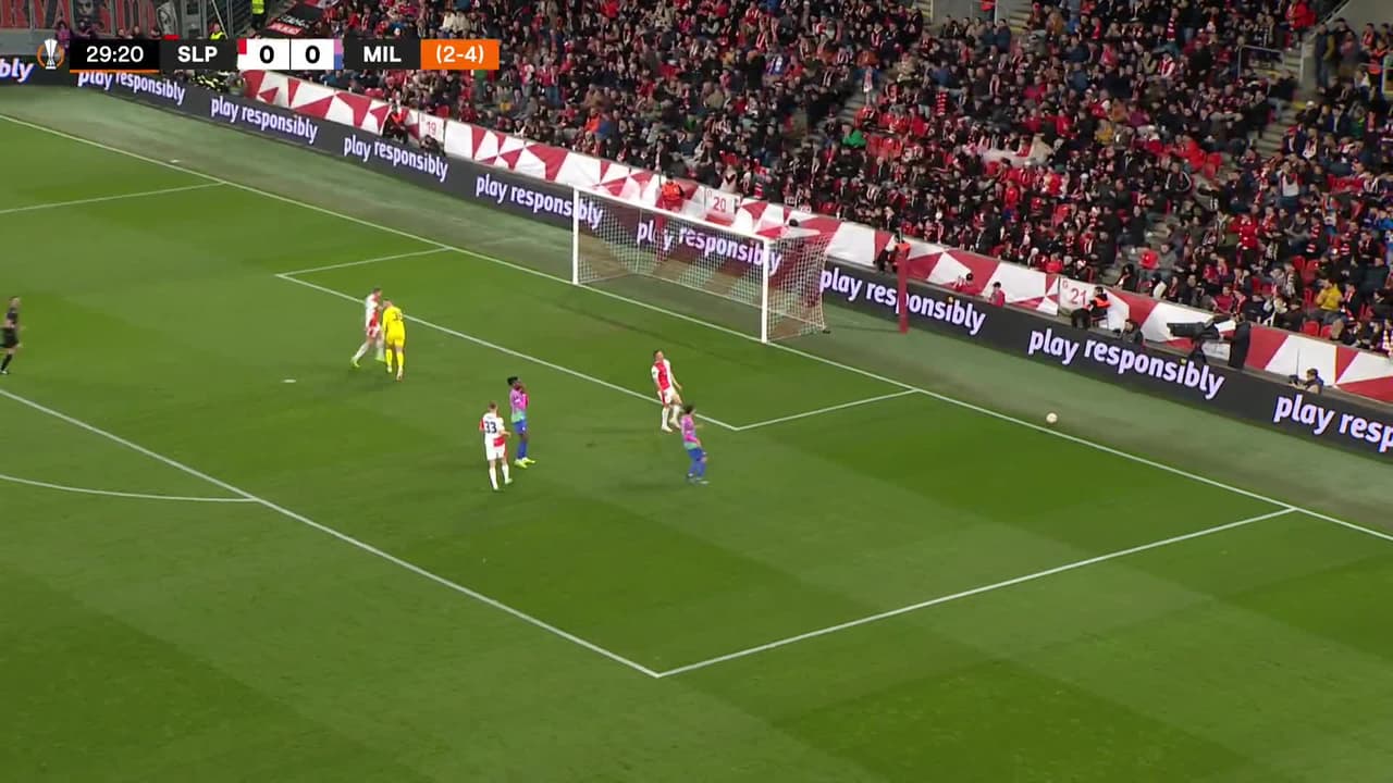 ¡TIRO ATAJADO! disparo por Rafael Leão.