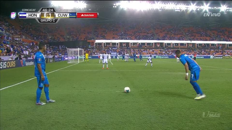 ¡CERCA!. Rubilio Castillo disparó que se estrella en el poste.