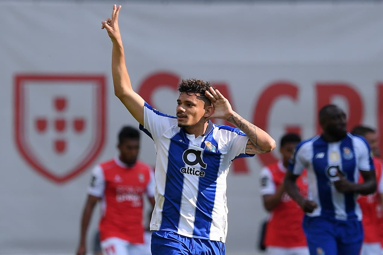 Soares anotó al minuto 26 el empate 1-1 para Porto, resultado con el que al final se cerró la primera parte.