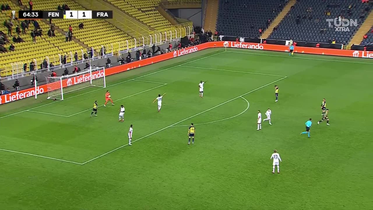 ¡TIRO ATAJADO! disparo por Miha Zajc.