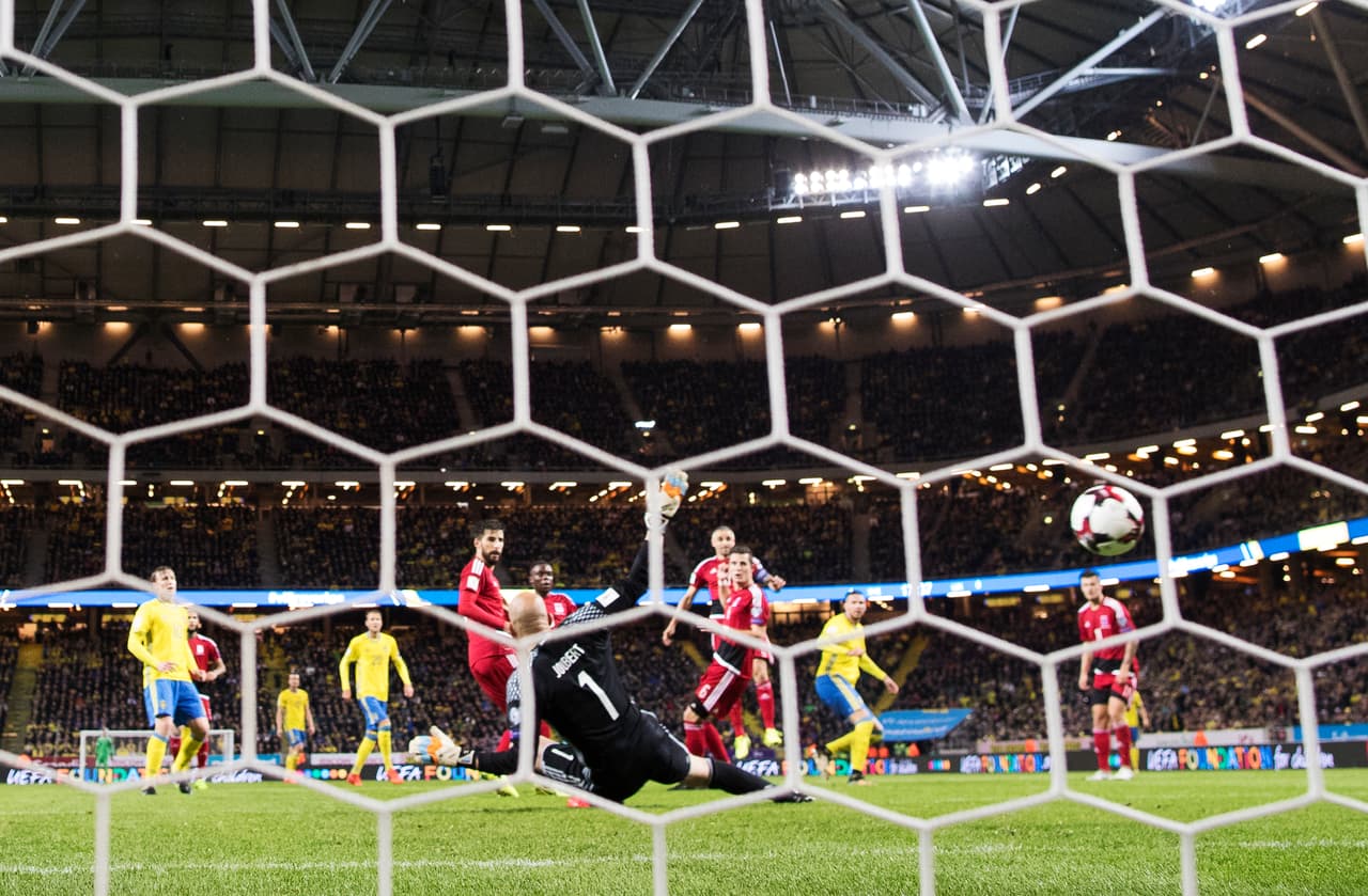 Para el segundo tiempo, la arremetida fue más agresiva y Suecia abrió aún más el margen contra los visitantes.