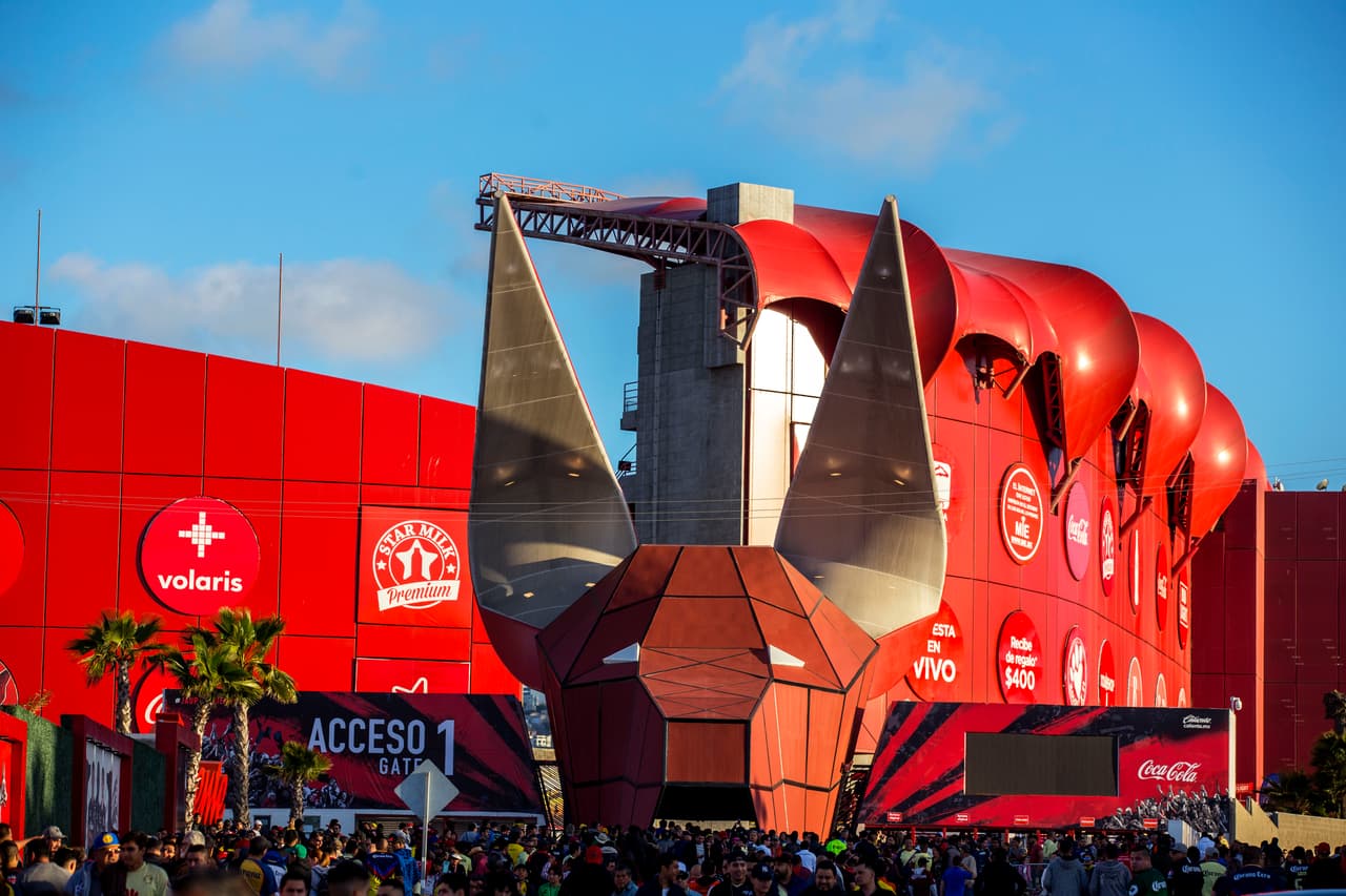 El perro xoloitzcuintle es la entrada principal al estadio Caliente.