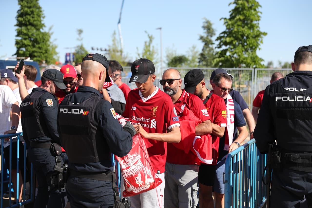 Ilusionados, con el firme deseo de que no se repita la derrota en la Final de hace un año ante el Real Madrid, los aficionados del Liverpool se fueron tomando el Metropolitano desde tempranas horas con sus banderas, playeras y bufandas alusivas al sentimiento de Anfield.