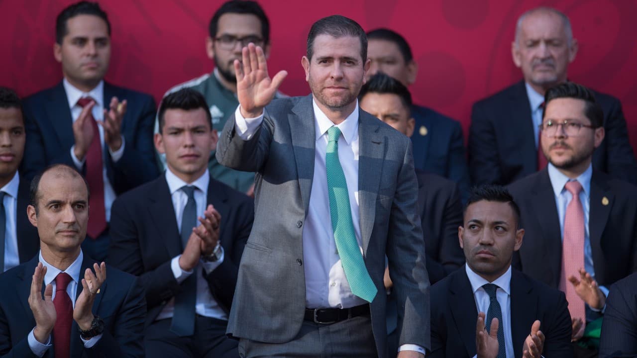 Alfredo Castillo, en el abanderamiento de la selección mexicana de fútbol para Rusia 2018.