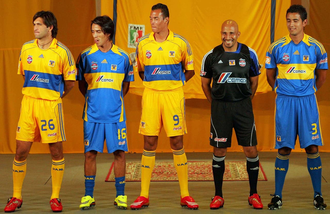 Óscar Pérez vistió los colores de otro equipo: pasó a Tigres, donde se reencontró con Manuel Lapuente.