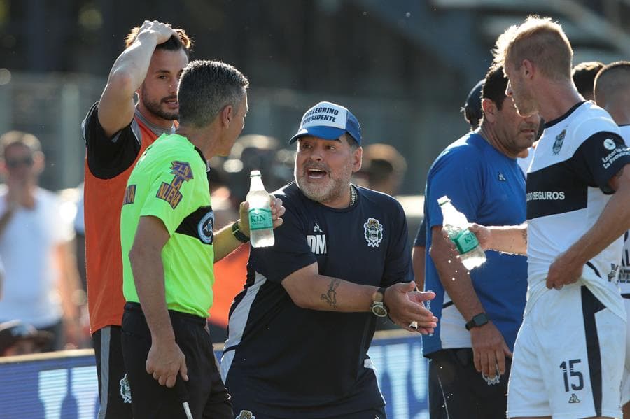 El Diego intercambia su punto de vista sobre una jugada con el árbitro del encuentro.