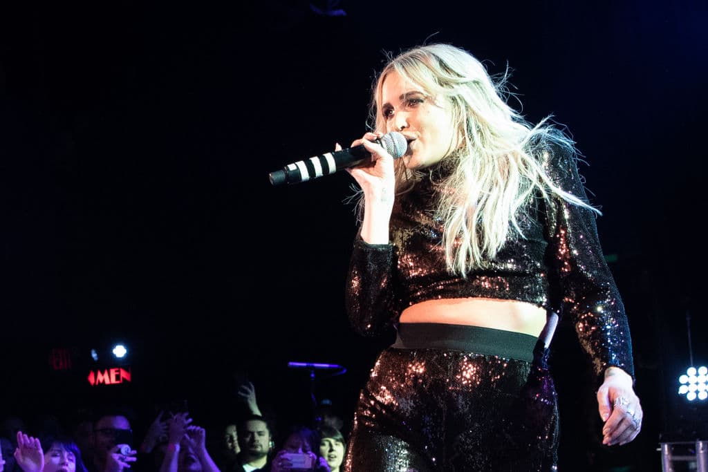 '¿Es esto una maldita broma? No sé qué es peor, el hecho de que esto incluya a Ashlee Simpson o que NO incluya a Stevie Nicks ', escribió un tercero.