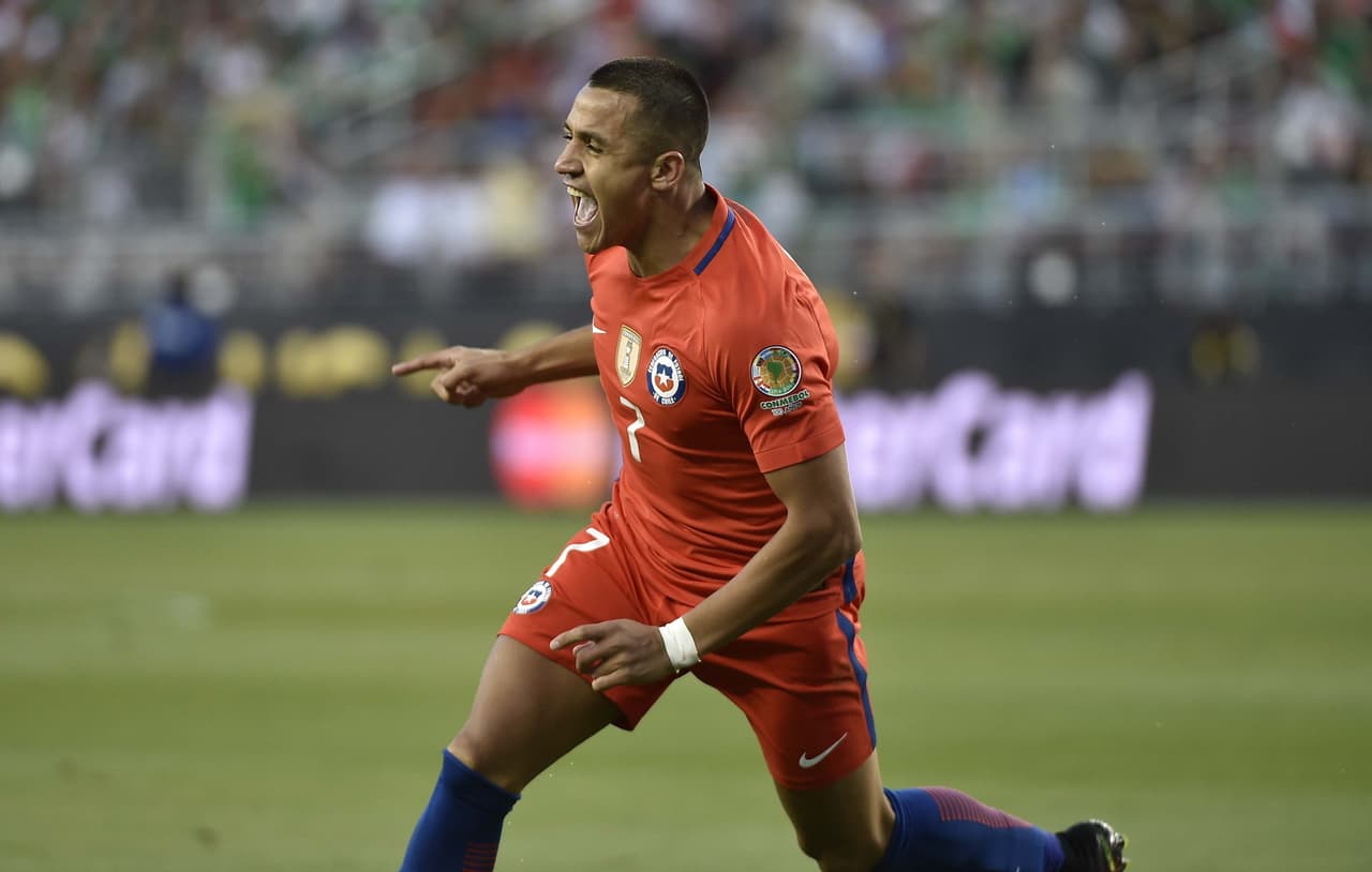 A los cuatro minutos del complemento, una pésima salida del equipo le permitió a Arturo Vidal pisar el área y cederle el balón a Alexis Sánchez, quien no perdonó y clavó el 3-0.