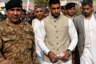 Amir Khan visitó escuela en Paquistán