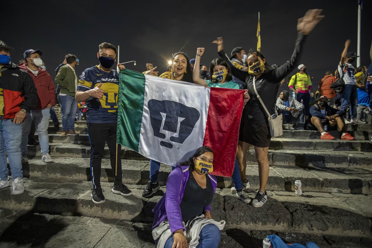 Autoridades de la Alcaldía Coyoacán resguardaron el perímetro del Estadio Olímpico Universitario horas antes del cotejo, pero nada detuvo a los hinchas auriazules para alentar a su escuadra en el primer episodio de la Gran Final del Guard1anes 2020.