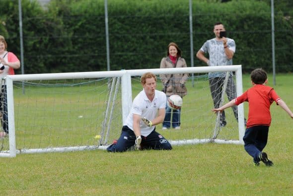 Una gran convivencia entre Harry y los niños de Suffolk.Mira aquí los videos más chismosos.
