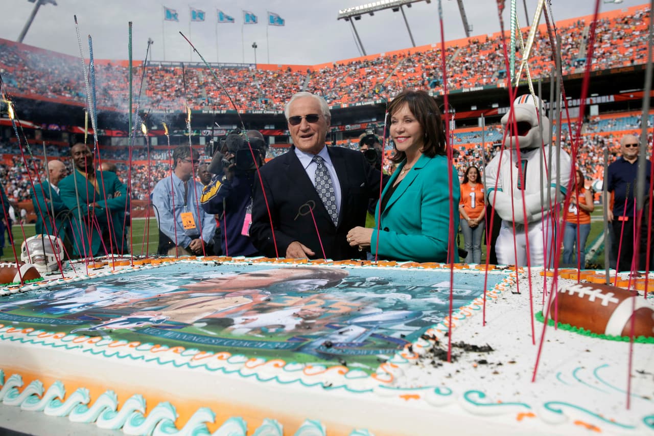 <b>El lugar donde triunfó</b>
<br>Cada que Shula cumplía años, los Dolphins le celebraban con gusto. Así vivió uno de sus cumpleaños en el estadio de Miami.